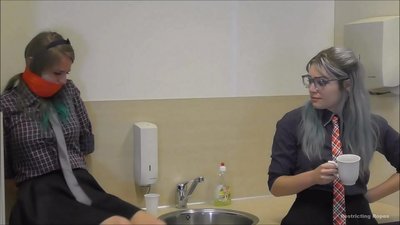 Тәуелді / байланған және аузы жабылған / қиналған ханым